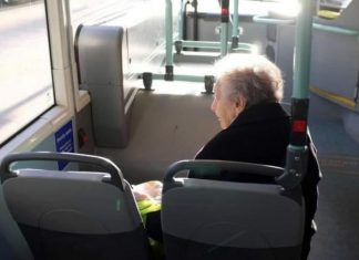 Jedna baka je sjedila u autobusu do jedne istetovirane djevojke.