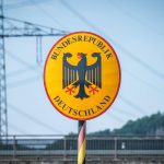 Grenzschild, Bundesrepublik Deutschland, Staatswappen, Grenzbergang, deutsch-polnische Grenze, Stromleitungen, Grenzkontrollen, Grenzpolitik, Einreisebestimmungen, Migration, Grenzschutz, EU-Auengrenze, illegale Einwanderung, Reisewarnung, Zollkontrollen,