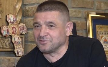 Baja Mali Knindža ima 6 dece i svi se zabezeknu kad vide šta imaju od škole: Ćerke su mu prelepe, 1 živi san u Americi