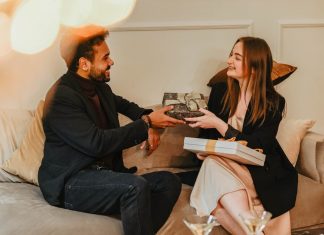 Švalera ćete uvek prepoznati po poklonima: Evo šta kupuje ženi, a šta ljubavnici
