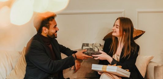 Švalera ćete uvek prepoznati po poklonima: Evo šta kupuje ženi, a šta ljubavnici