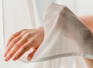 NEVEROVATNO! Za samo 3 sata oprala je sve zavese u kući – uz ovaj 1 sastojak biće opet bele kao sneg!