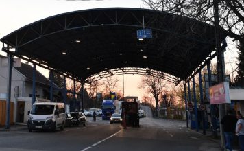 Najluđa slika sa granice sa BiH: Ušla da vidi je li gužva, a tamo čovek prevozi celu KUĆU