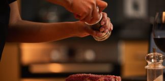 Mame i bake su nas pogrešno učile: Kako se pravilno odmrzava meso i koliko dugo sme da stoji u frižideru