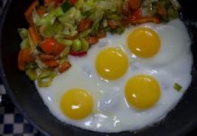 Bolji doručak od ovog niste probali: Jaja u smesi luka i jogurta pravi su užitak za celu porodicu