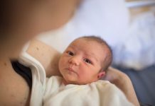Sveštenik je pogledao u krevetić i pitao: Šta je? Je li muško?