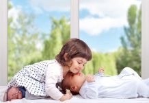 Beba je vrištala kad kod je starija sestra zagrli: Roditelji našli ćerku na podu, a onda otkrili jezivu istinu