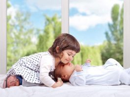 Beba je vrištala kad kod je starija sestra zagrli: Roditelji našli ćerku na podu, a onda otkrili jezivu istinu