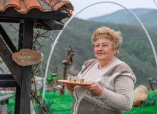 Ja sam ona bogata tetka iz Nemačke što se obrukala na svadbi bratanice u Srbiji: Kad su otvorili kovertu, šokirali su se