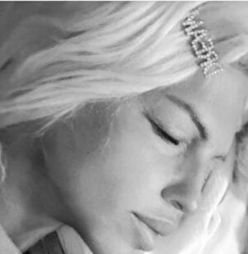 NAKON NAVODNE VEZE SA KOŠARKAŠEM, OSVANULA KARLEUŠINA SLIKA IZ KREVETA! Zajedno su!Pogledajte skime Karleuša dočekuje jutra….