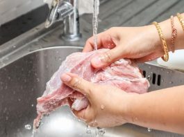 Treba li zapravo ispirati meso prije kuhanja? Evo konačnog odgovora