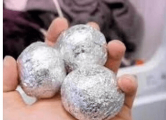 Žena stavila isped vrata zgužvani komad alu folije: Rešila se preko noći problema koji je prisutan u mnogim kućama