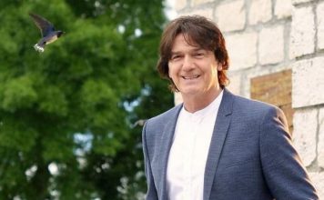 ZDRAVKO ČOLIĆ ČITAVU NOĆ GRLIO I LJUBIO 23 GODINA MLAĐU PEVAČICU! Svi zanemeli kada su videli ovaj prizor: Pogledajte FOTOGRAFIJE…