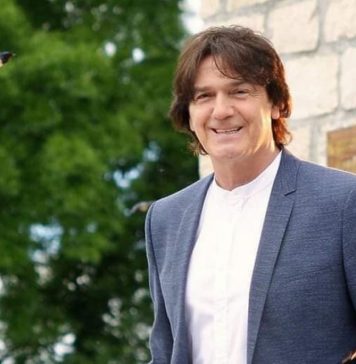 ZDRAVKO ČOLIĆ ČITAVU NOĆ GRLIO I LJUBIO 23 GODINA MLAĐU PEVAČICU! Svi zanemeli kada su videli ovaj prizor: Pogledajte FOTOGRAFIJE…