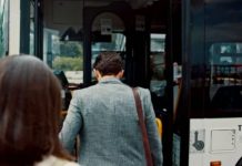 Gastarbajter u autobusu za Nemačku upoznao PRELEPU DEVOJKU, a kad joj je rekao IME – pobegla je glavom bez obzira: Razlog koji mu je dala UBEDAČIO JE I NJEGA I NAS