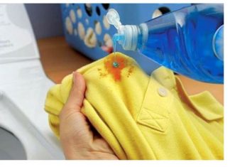 NIKADA SE NE BI SJETILI: Sve fleke sa odjeće skida 1 sredstvo, a svi ga imamo u kući