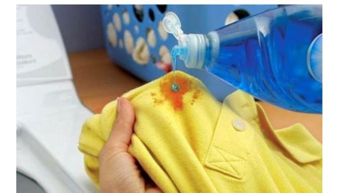 NIKADA SE NE BI SJETILI: Sve fleke sa odjeće skida 1 sredstvo, a svi ga imamo u kući