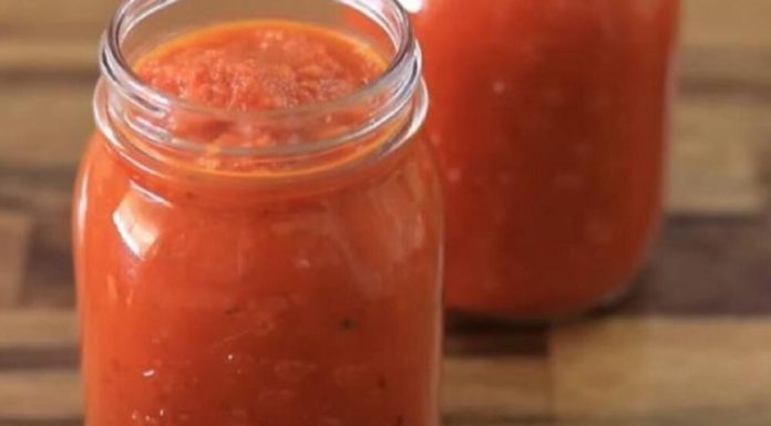 Uz ovakav mleveni paradajz bićete mirni cele godine, a pritom nema kuvanja: Dragica je nasledila recept od majke!