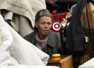 Holivudska beskućnica nosi Roleks i skup nakit dok pretresa kante za smeće: Otkriveno zbog čega je završila na ulici i ljudi su prestravljeni