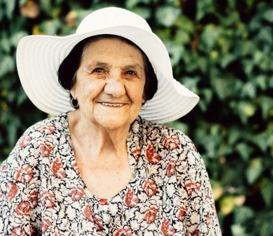 Baka (85) svaki dan jede 2 kašike ove smjese: Nikad nije imala visok pritisak i holesterol