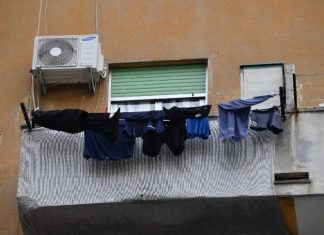 Greške zbog koje veš posle pranja loše miriše: 2 stvari sprečiće razmnožavanje gljivica i buđi u odeći