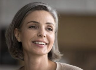 7 sigurnih znakova da je žena posle 55. godine postala mudrija i srećnija: Nju svi cene i poštuju