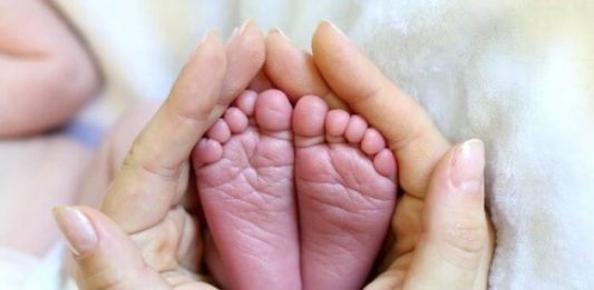 Liječnici su ostali zapanjeni onim što su iz majčine utrobe iznjedrili nakon poroda koji je trajao 8 sati (FOTO).