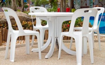 Kako najlakše očistiti bele plastične stolice? Trikovi uz koje će blistati kao da su sada stigle iz fabrike