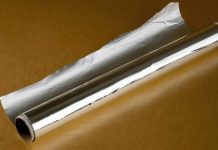 Evo zašto ljudi masovno OBMOTAVAJU FOLIJU OKO KVAKE: Kada čujete razlog, možda ćete i vi