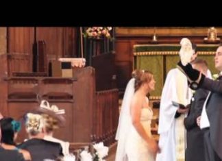 Mladenci su čekali pred oltarom, a onda se pojavila sova. Gosti su se dobro iznenadili kad su vidjeli šta nosi!