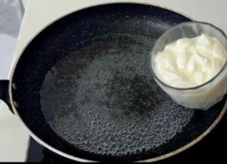 Samo sipajte JOGURT u kipuću vodu, dodajte brašno i ne morate ići u radnju ujutro: Skoro NIKO ne zna za ovo!