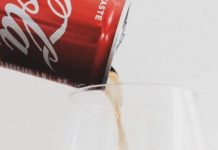 Uzmite običnu koka-kolu, naribajte komad sapuna i neka vam bude pri ruci ovaj kućni trik: KORISTIM GA GODINAMA I PREPORUČAM GA SVIMA!