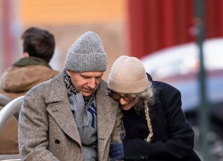 U starijim ženama traži zamenu za majku, želi da ga gleda kao “malog dečaka”: Ljubavni život poznatog glumca šokira