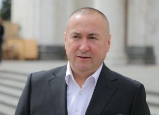 “PIJE IZ CIPELE, VALJA SE PO PODU, VISI SA GRANE…” Pevač nikad surovije o Đaniju i njegovim nastupima: To je za Zoološki vrt…