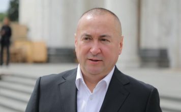 “PIJE IZ CIPELE, VALJA SE PO PODU, VISI SA GRANE…” Pevač nikad surovije o Đaniju i njegovim nastupima: To je za Zoološki vrt…