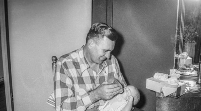 Moj otac umro je u 42. godini, a ono što se nekoliko dana kasnije desilo u kući me je skamenilo: Usred noći začuo se zvuk vrata, a onda…