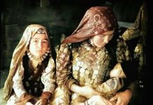 U ovom plemenu muškarci dele suprugu sa svojom braćom, ali ona bira koga će primiti u krevet: Ako nekog od njih ne želi, svekrva povlači šok potez