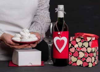 Šta je primereno da se nosi na slavu? 7 otmenih, a ne tako skupih poklona koji će oduševiti svakog domaćina