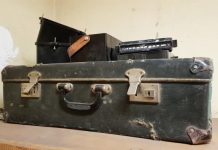 Stari kožni kofer krio je tajnu: Decenijama je stajao ispod kreveta, a ono što se nalazilo u njemu promijenilo je život CIJELOJ porodici!