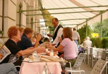 Šta znači kada gost pomaže konobaru da pokupi tanjire sa stola, prema psihologiji?