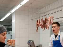 Svaki dan sedamdesetogodišnja penzionerka kupovala je kod mesara 40 kilograma mesa. Jednog dana mesar je odlučio da je prati kako bi saznao gde nestaje svo to meso.