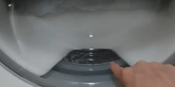 Samo ga ubacite u mašinu za veš i SVA PRLJAVŠTINA će izaći: Mama mi je dala ovaj trik – ako ga ne probate, nećete vjerovati!