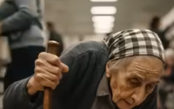 Između ravnodušnosti i ljudskosti: Priča o starici i maloj djevojčici