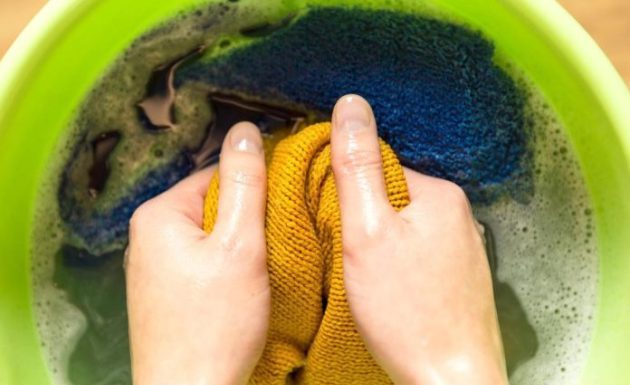 JEFTINO SREDSTVO SKIDA SVE FLEKE SA ODJEĆE, A NISMO IMALI POJMA: Svi ga imamo u kući, domaćice će biti ODUŠEVLJENE