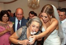 Mladoženja je ostao zapanjen: mladenka je bijesno gurala svekrvi lice u tortu, a gosti su je radosno bodrili.