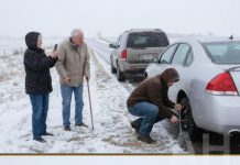 Pomogao sam starijem bračnom paru s probušenom gumom na autocesti – tjedan dana kasnije moj se život potpuno promijenio.