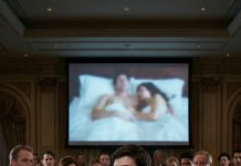 Muž je umesto slavljeničke pesme na rođendanu sina pustio snimak s nadzorne kamere. Gosti su prvo aplaudirali, ali su se zaledili kada su na velikom platnu ugledali slavljenikovu majku u krevetu sa rođenim stricem.