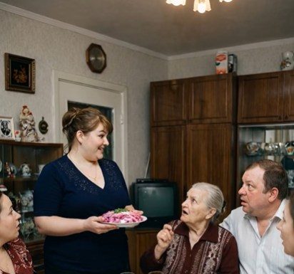 Tokom proslave, kada sam iznijela jela, svekrva me predstavila gostima: „A ovo je moja snaha, sada već bivša snaha. Moj sin će se uskoro razvesti od nje.” 😨