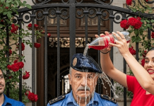 Multimilijunaški otac prerušio se u siromašnog portira kako bi testirao zaručnicu svoga sina — ali njezina reakcija rasplakala ga je