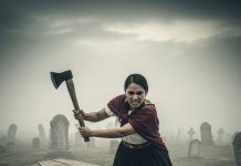 Na sprovodu svoga sina, majka je iznenada zgrabila sjekiru i više puta udarila po poklopcu lijesa: kada se poklopac razbio, svi su ugledali prizor koji je sledio krv u žilama.